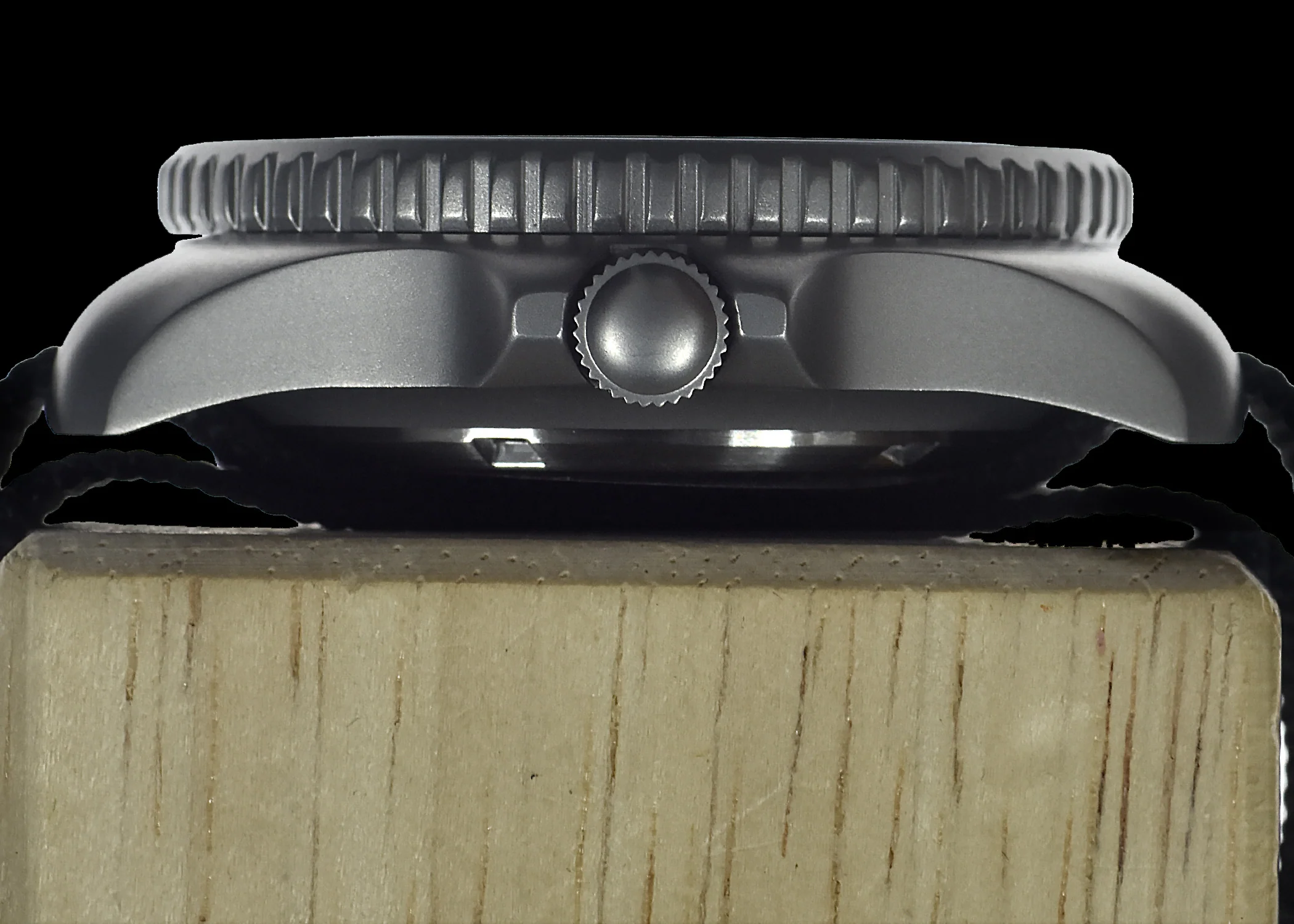 ELVIA Day/Date Military Divers Watch with Sapphire Crystal and Quartz Movement - Image 5