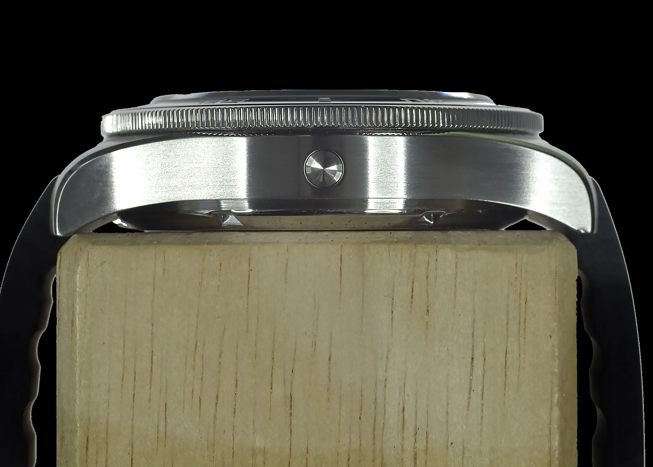 MWC Swiss Made 500m (1640ft) Water Resistant Automatic Divers Watch in Stainless Steel With Sapphire Crystal, Ceramic Bezel and Helium Valve - Image 5
