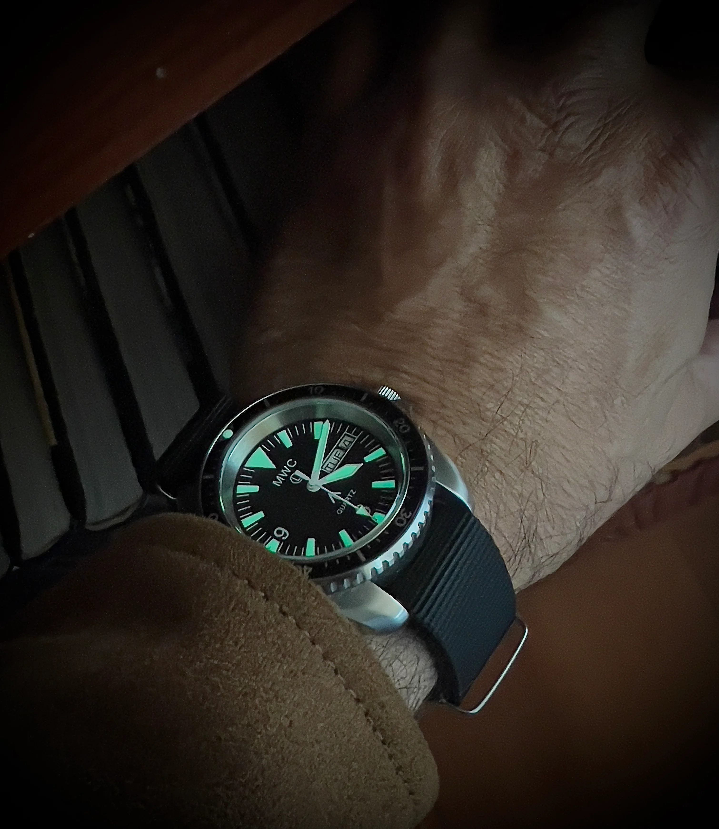 MWC 1999-2001 Pattern Quartz Day/Date Military Divers Watch with Stainless Steel Case and Sapphire Crystal - Image 4