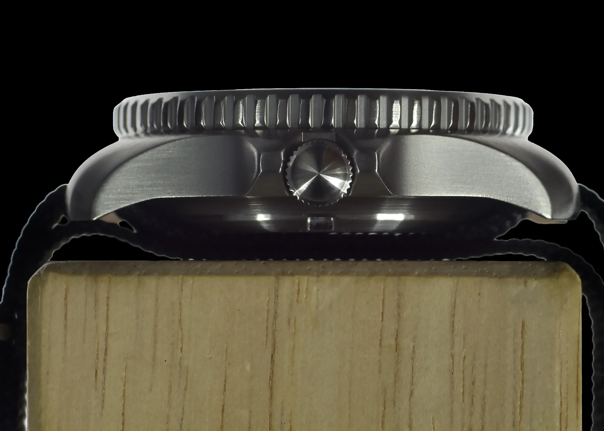 MWC 1999-2001 Pattern Quartz Day/Date Military Divers Watch with Stainless Steel Case and Sapphire Crystal - Image 5