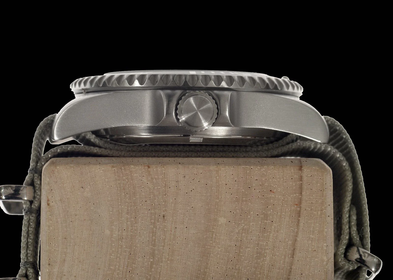 MWC 300m / 1000ft Stainless Steel Quartz Military Divers Watch with 10 Year Battery Life - Image 3