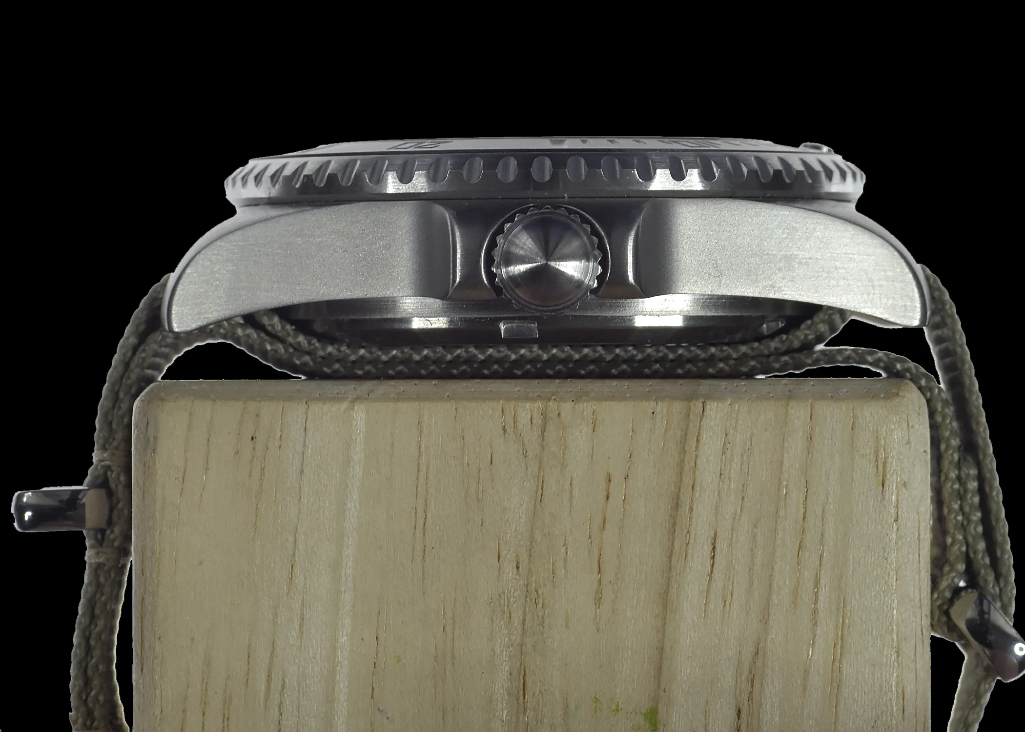 MWC 300m Stainless Steel Quartz Military Divers Watch with Tritium GTLS and 10 Year Battery Life - Image 4