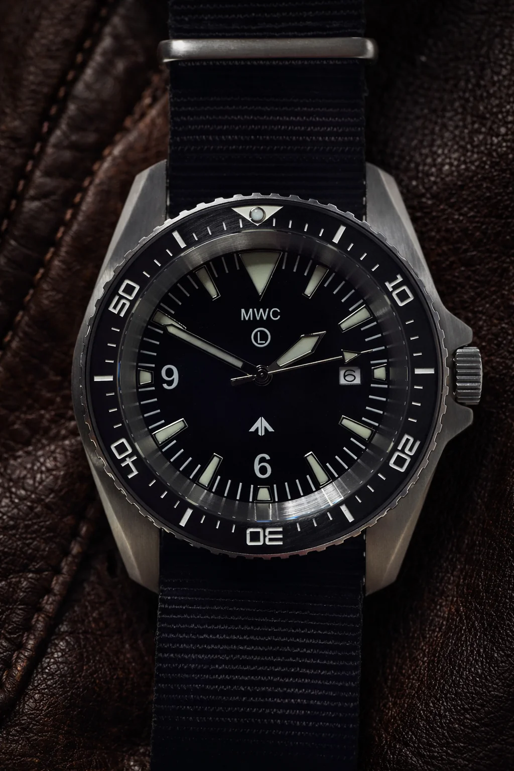 MWC Heavy Duty 300m Military Divers Watch in Stainless Steel Case (Quartz) with Sapphire Crystal and Ceramic Bezel - Image 11