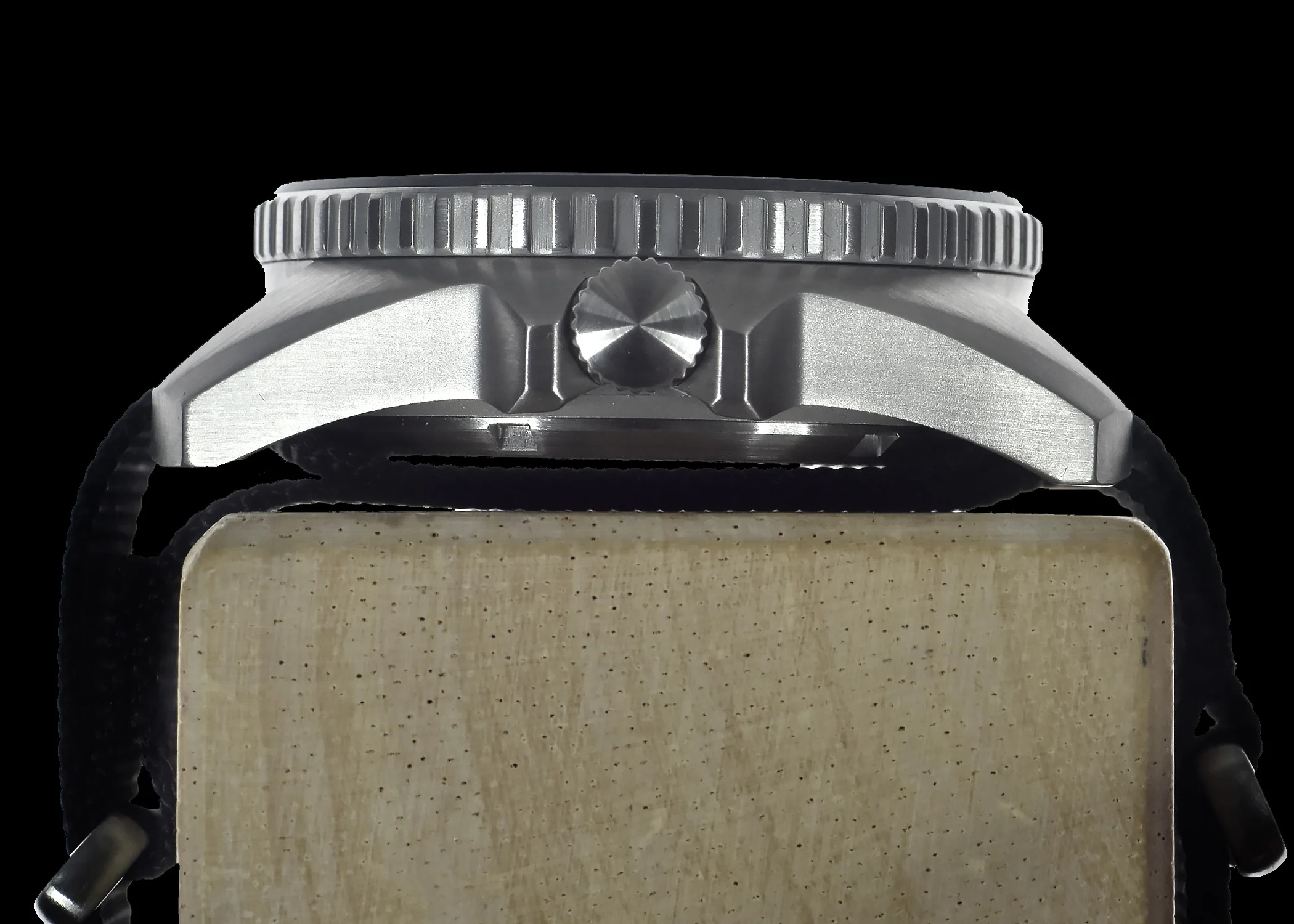 MWC Heavy Duty 300m Military Divers Watch in Stainless Steel Case (Quartz) with Sapphire Crystal and Ceramic Bezel (Solid Bar Version) - Image 4