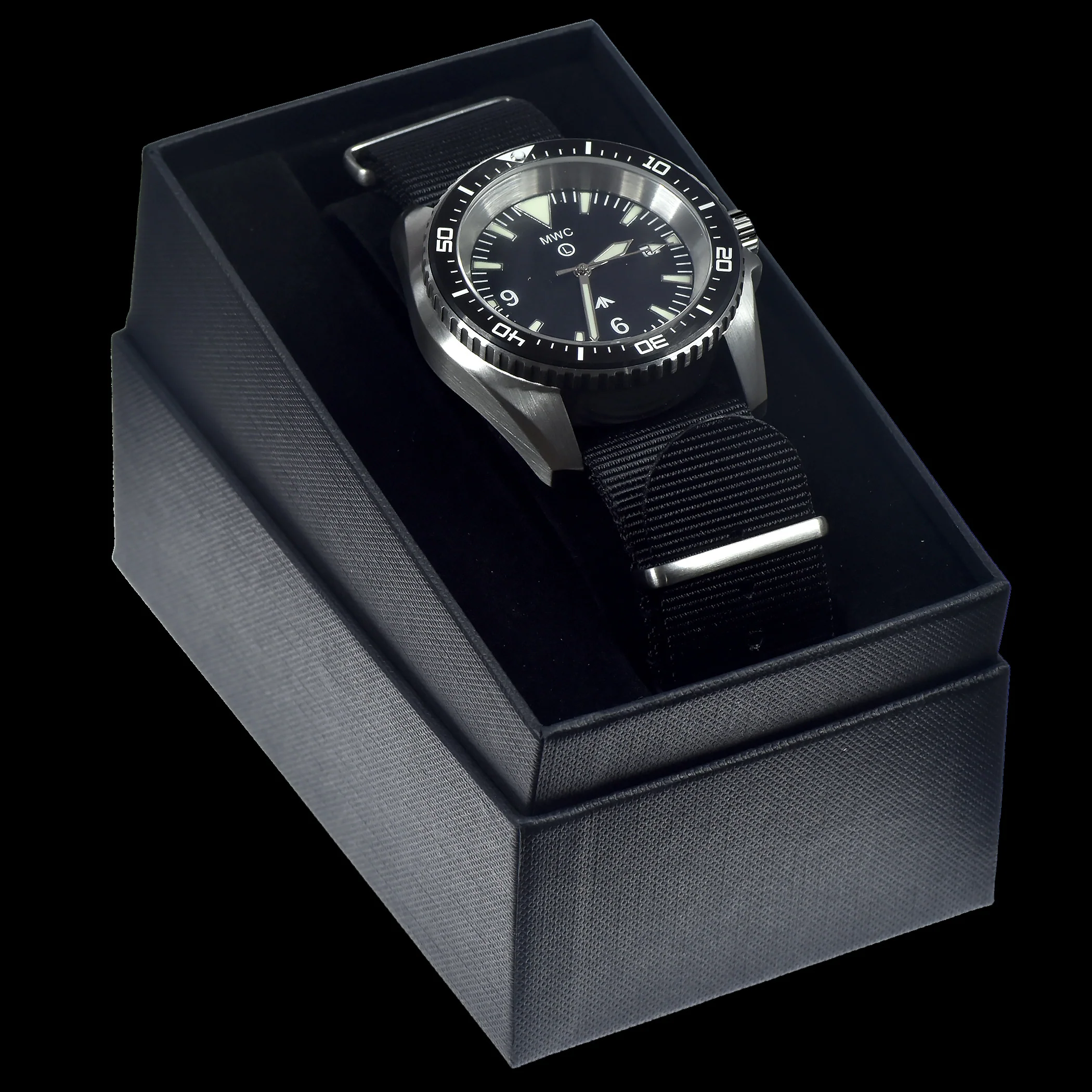 MWC Heavy Duty 300m Military Divers Watch in Stainless Steel Case (Quartz) with Sapphire Crystal and Ceramic Bezel - Image 7