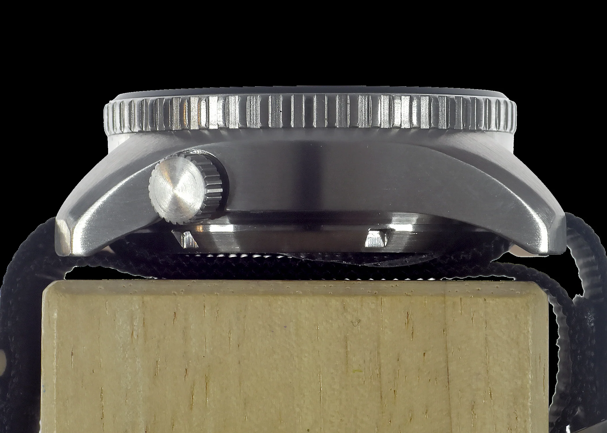 MWC "Submariner / Naval Crew Divers Watch" 500m (1,640ft) Water Resistant Dual Time Zone Military Watch in a Stainless Steel Case with GTLS and Helium Valve - Image 4