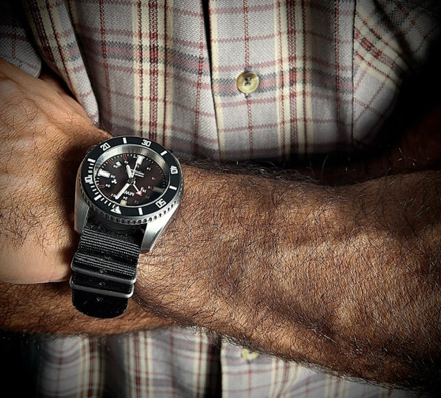 MWC "Submariner / Naval Crew Divers Watch" 500m (1,640ft) Water Resistant Dual Time Zone Military Watch in a Stainless Steel Case with GTLS and Helium Valve - Image 9